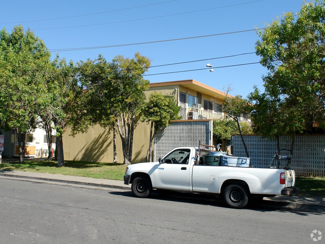 Primary Photo - 1306 Leafwood Dr
