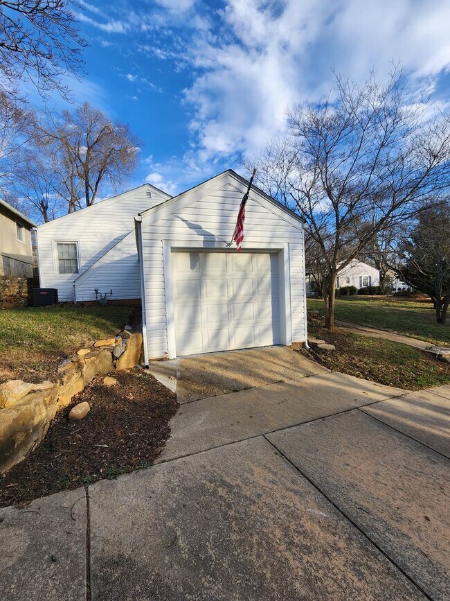 Building Photo - Charming Asheville Cottage!
