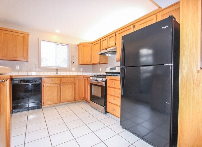 Building Photo - Home located in Pines & Boulders