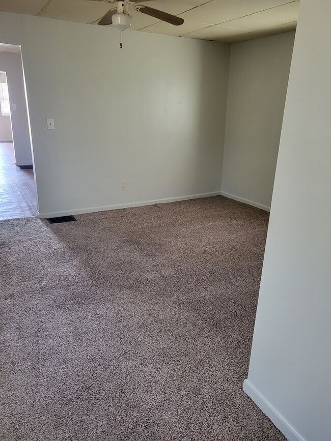 Building Photo - 1 bed with washer dryer hook up