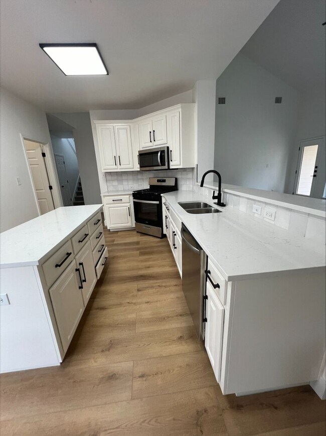 Foto del edificio - June Rent Free! 4 Bedroom Home in Villages...