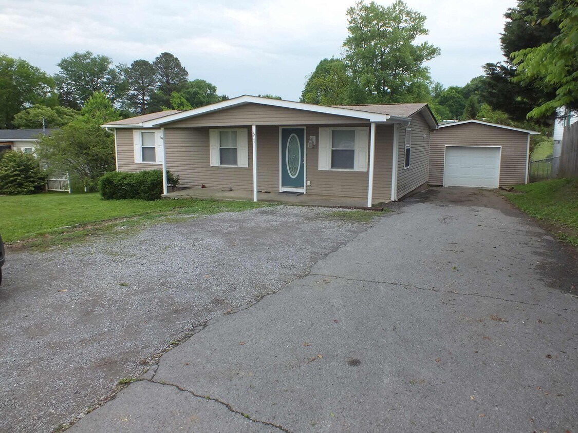 Foto principal - 613 Cusick Rd