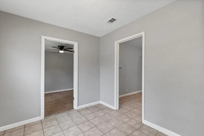 Building Photo - 9033 Oak Knoll Ln