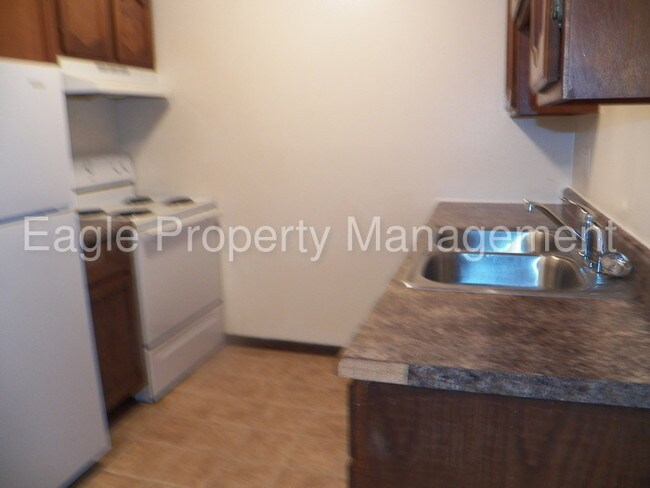 Building Photo - NE 2 bedroom, Appliances, Central Air!