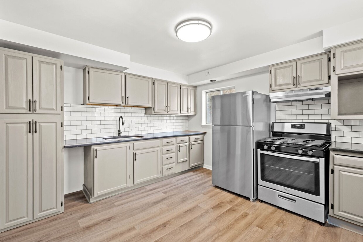 Primary Photo - Stunning 4 bedroom in McKees Rocks availab...
