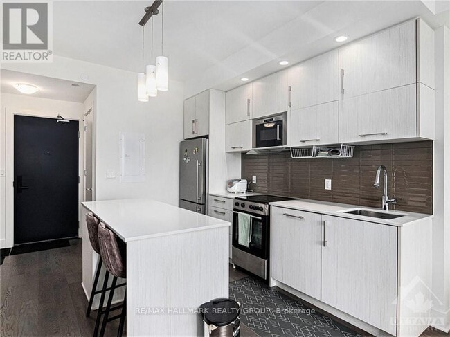 Building Photo - 255 Bay St