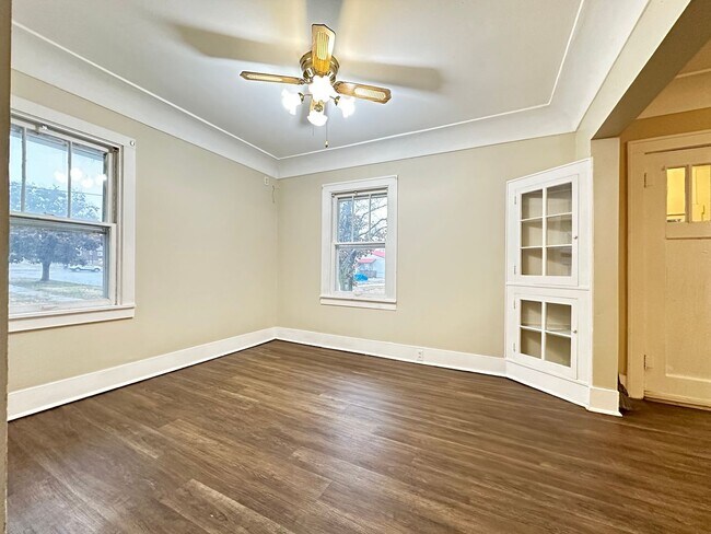 Building Photo - 2 Bedroom Ranch W/ Garage $825