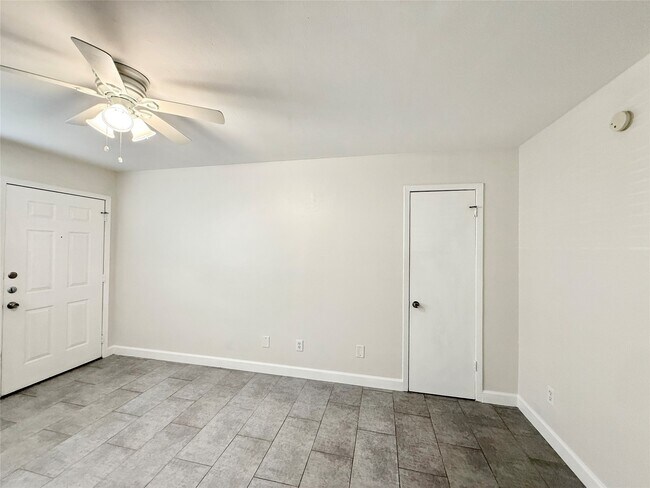 Foto del edificio - 1141 N Durham Dr