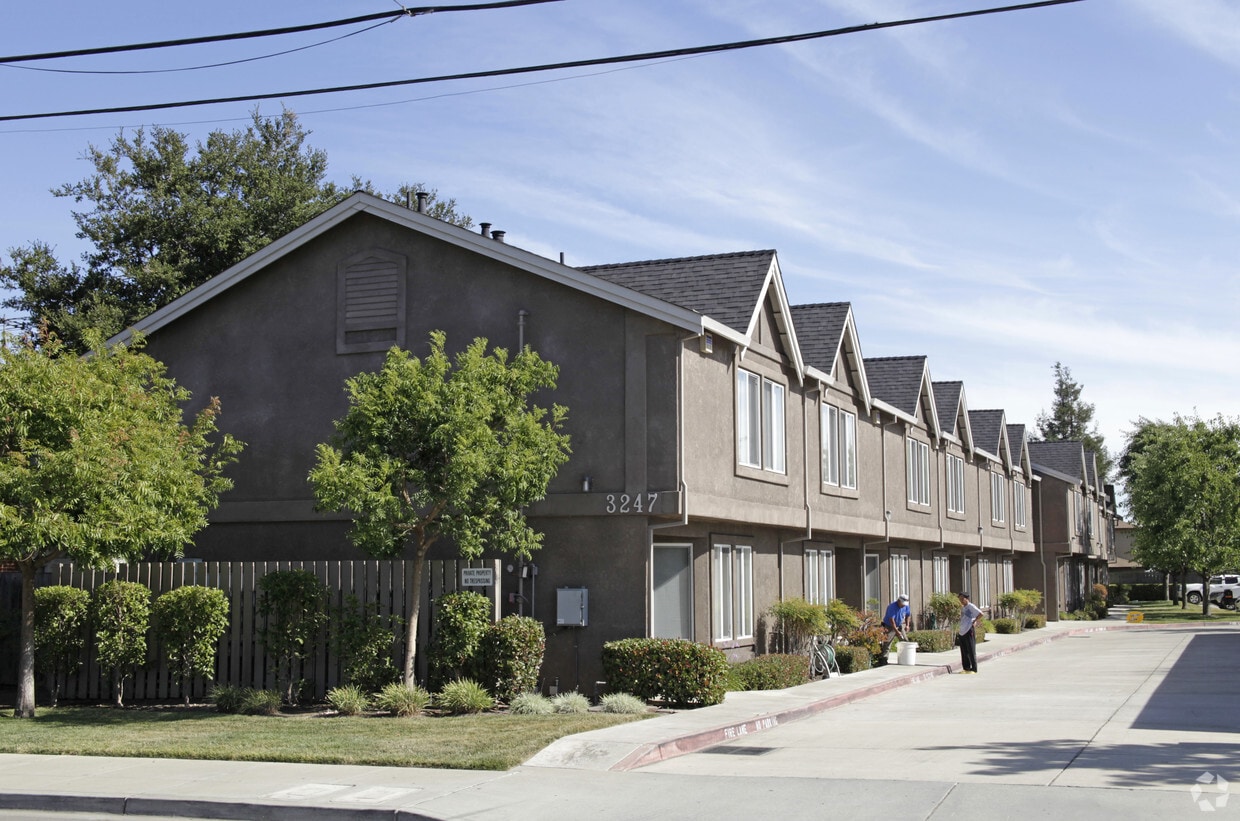 Primary Photo - 3247 Somerset Ave