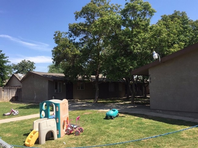 Building Photo - 822 N Bengston Ave