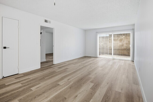 Interior de un dormitorio y un baño - The Fletcher