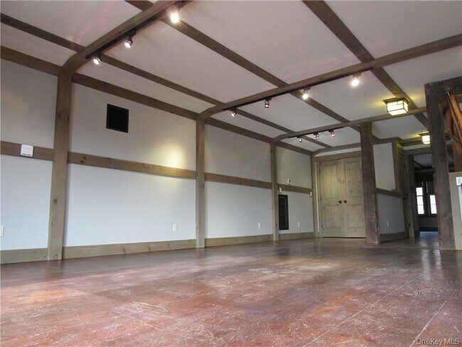 Building Photo - 63 River Rd