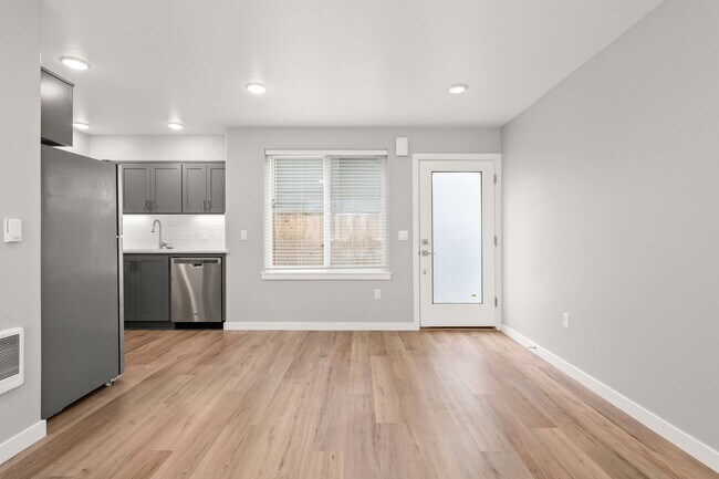 Foto del edificio - 8537-8537 N Saint Louis Ave