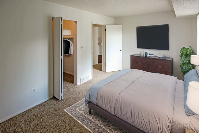 Building Photo - Pine Hill Apartments
