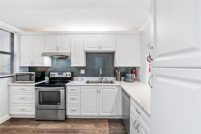 Foto del edificio - 8437 Forest Hills Dr