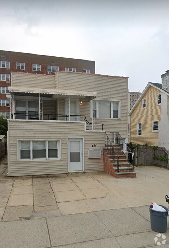 Building Photo - 454 E Broadway