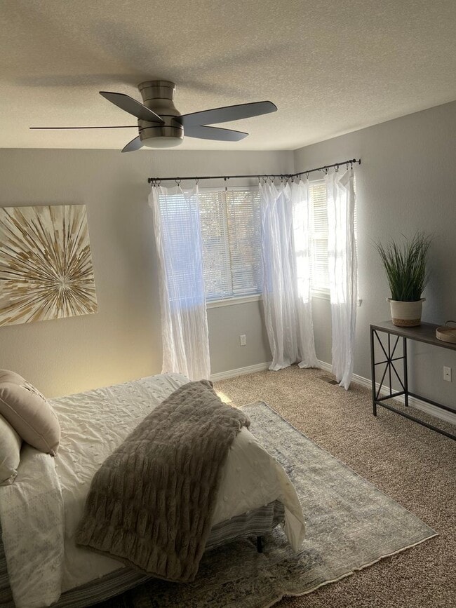 Building Photo - Red Mountain Three Story Townhome