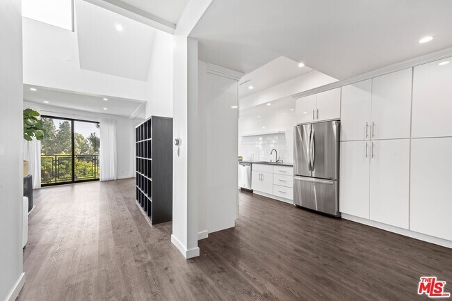 Foto del edificio - 8755 Shoreham Dr