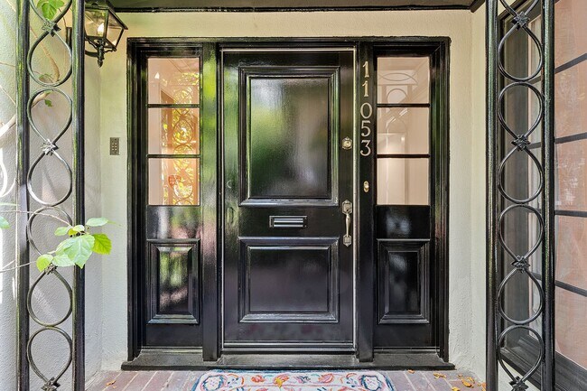 Foto del edificio - Westwood Townhome in an Exclusive 3-Home Enclave