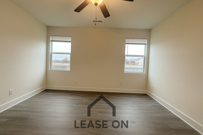 Foto del edificio - Spacious 3 Bedroom Home with Oversized Primary Suite near Webb & Pawnee