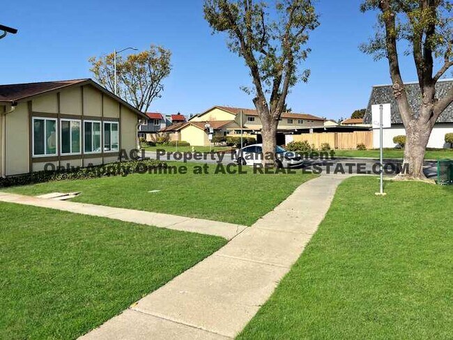 Foto del edificio - Spacious, Centrally Located 4 Bedroom 3 Bathroom Home