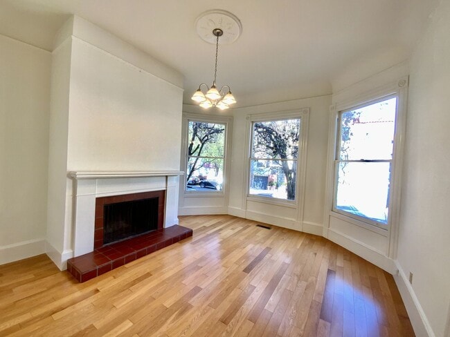 Building Photo - Full Floor Flat. PARKING! IN-UNIT LAUNDRY!...