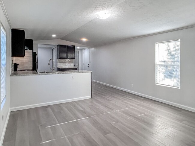 Building Photo - Move-In Ready Home Near Canyon Lake – Fres...