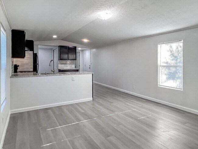 Foto del edificio - Move-In Ready Home Near Canyon Lake – Fresh Interior, Deck & Detached Garage