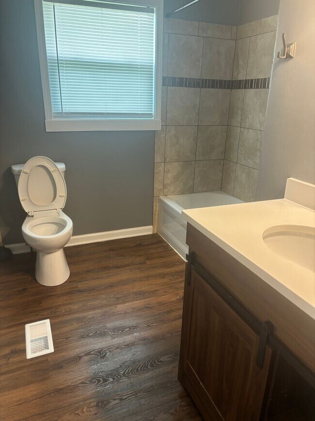 Foto del edificio - For Rent: 3 Bedroom, 1 Bath – Joliet, IL