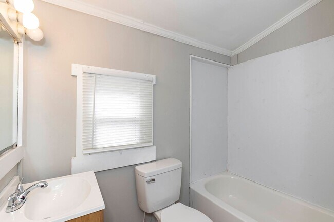 Foto del edificio - Come see this newly remodeled home!