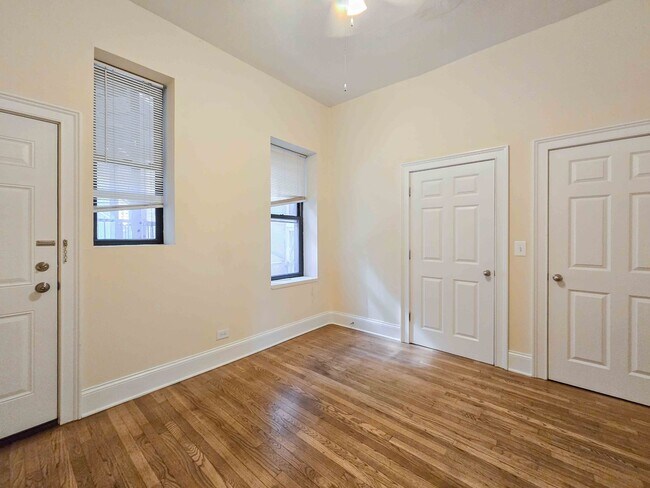 Foto del edificio - 877 W Lill Ave