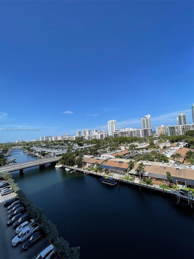 Building Photo - 2500 Parkview Dr