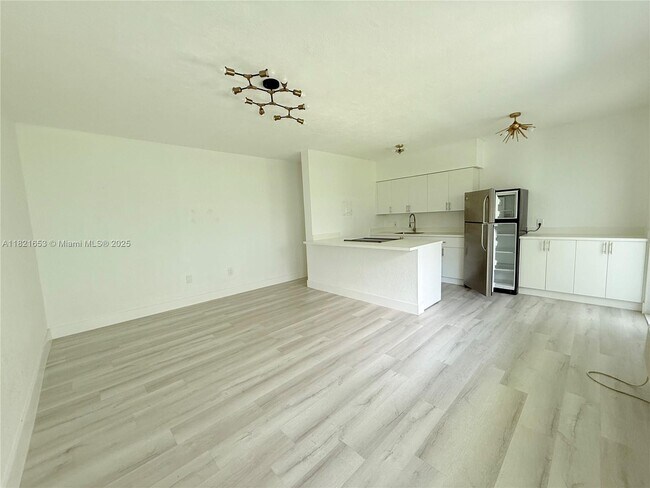 Foto del edificio - 9270 E Bay Harbor Dr