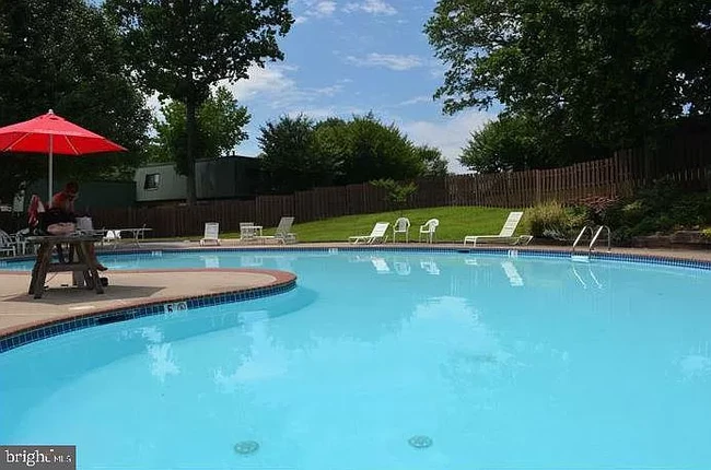 Complex pool - 322 Meadowview Ln