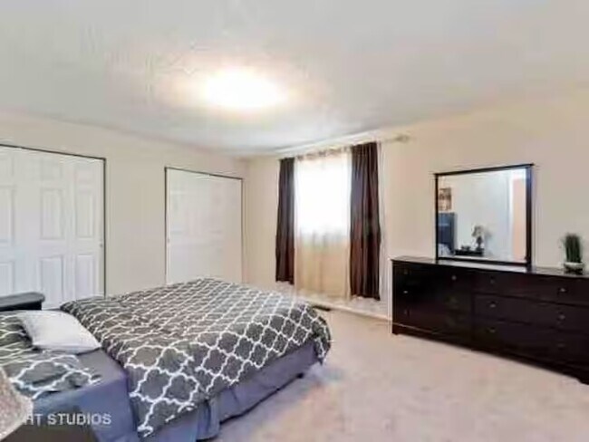 Foto del edificio - 553 W Park Ave