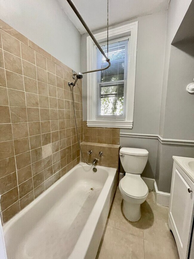 Foto del edificio - Spacious 3 Bedroom Available Now