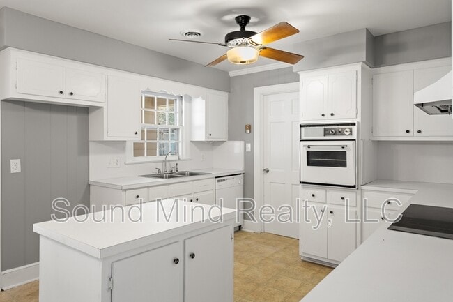 Building Photo - 1821 Oakdale Dr W