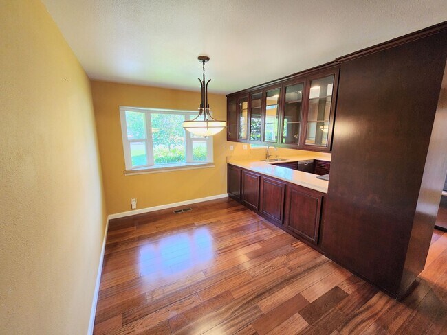 Foto del edificio - Spectacular 4 Bd/3 Ba, 2379 sf (plus separate structure ideal for office), single-family house in...