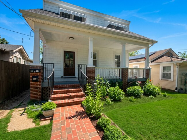 Building Photo - 209 4th Ave