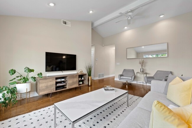 Foto del edificio - 841 W Latimer Ave