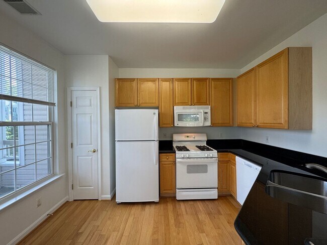 Foto del edificio - Bright And Cozy 3 Bed 2 Bath Condo With La...