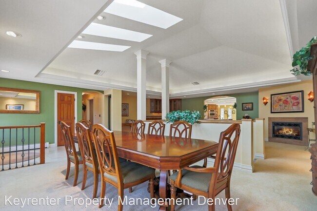 Foto del edificio - 5 br, 4.5 bath House - 5460 S Locust St