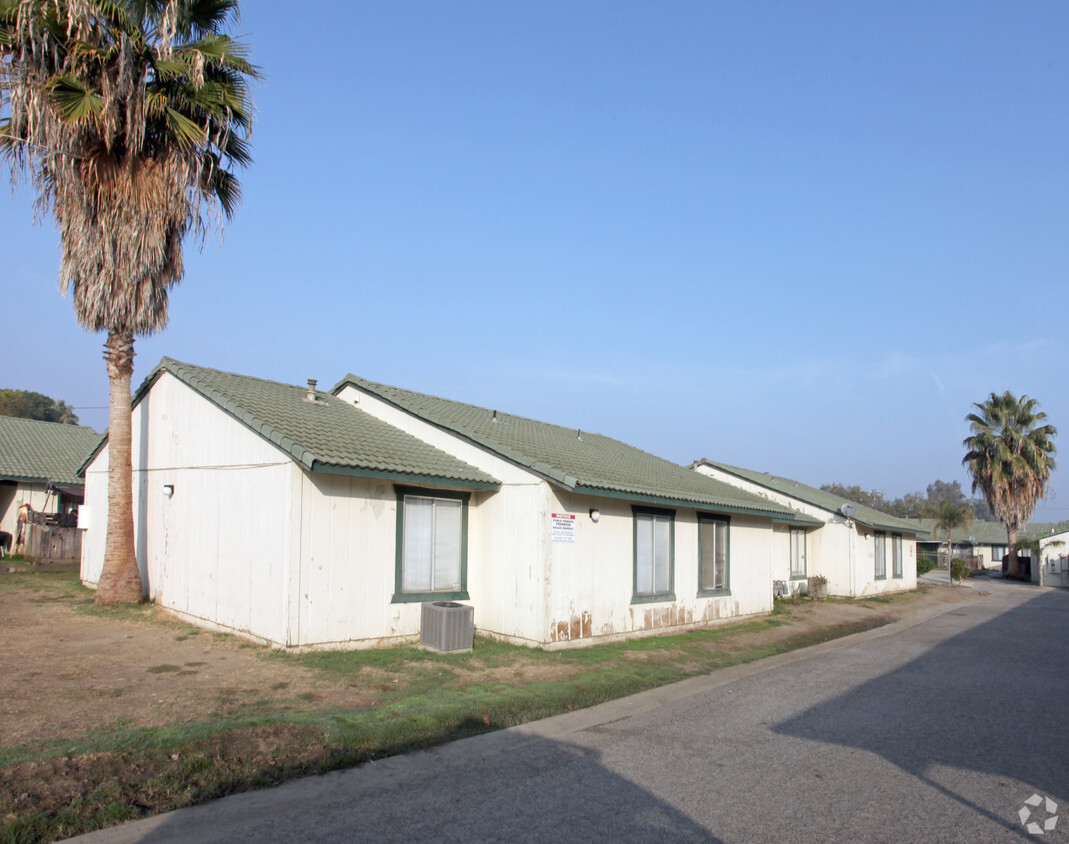 Building Photo - Shamrock Gardens Apartments