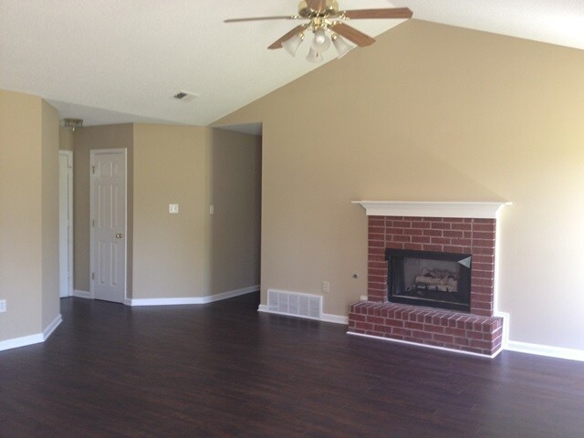 Building Photo - 1039 Parkview Cir S