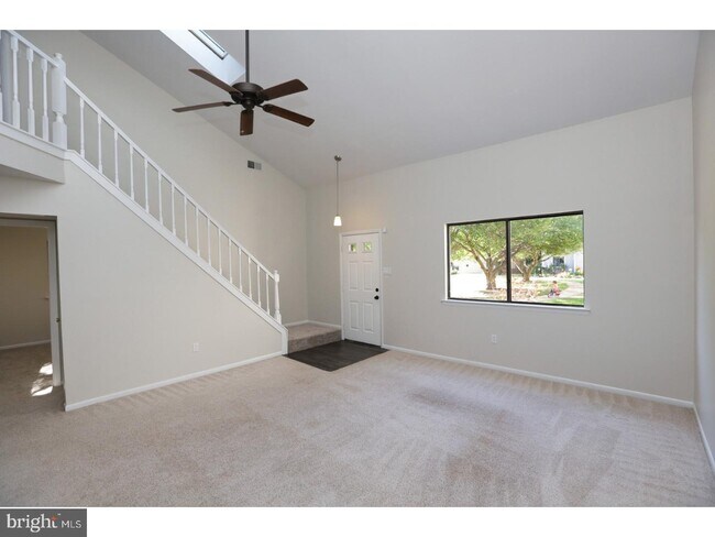 Building Photo - 33 Ember Ln
