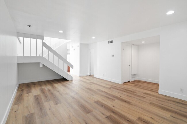 Foto del edificio - Rehabbed Newport Beach Townhome