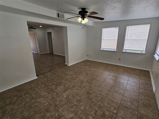 Foto del edificio - 4214 Ember Ln