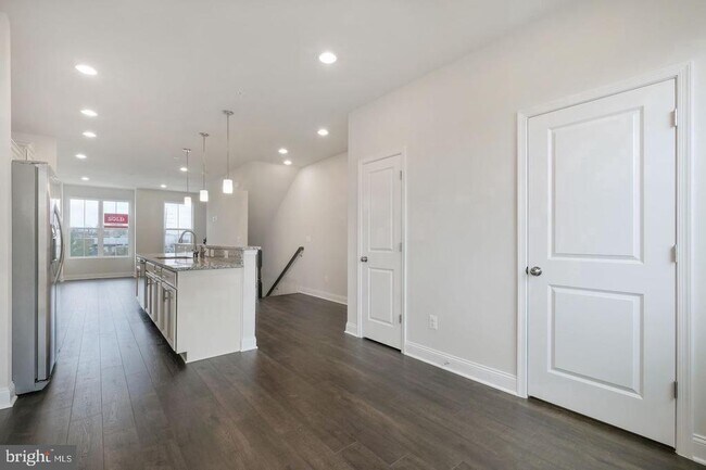 Foto del edificio - 527 E 7th St
