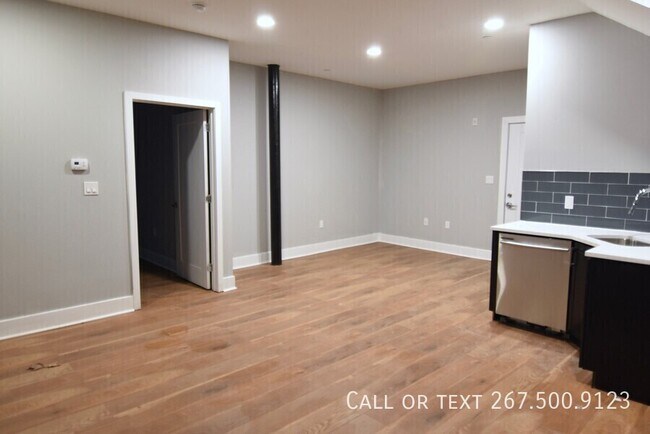Building Photo - 1523 W Girard Ave