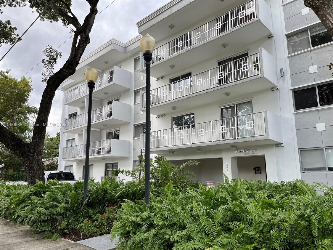 Foto principal - 445 SW 11th St